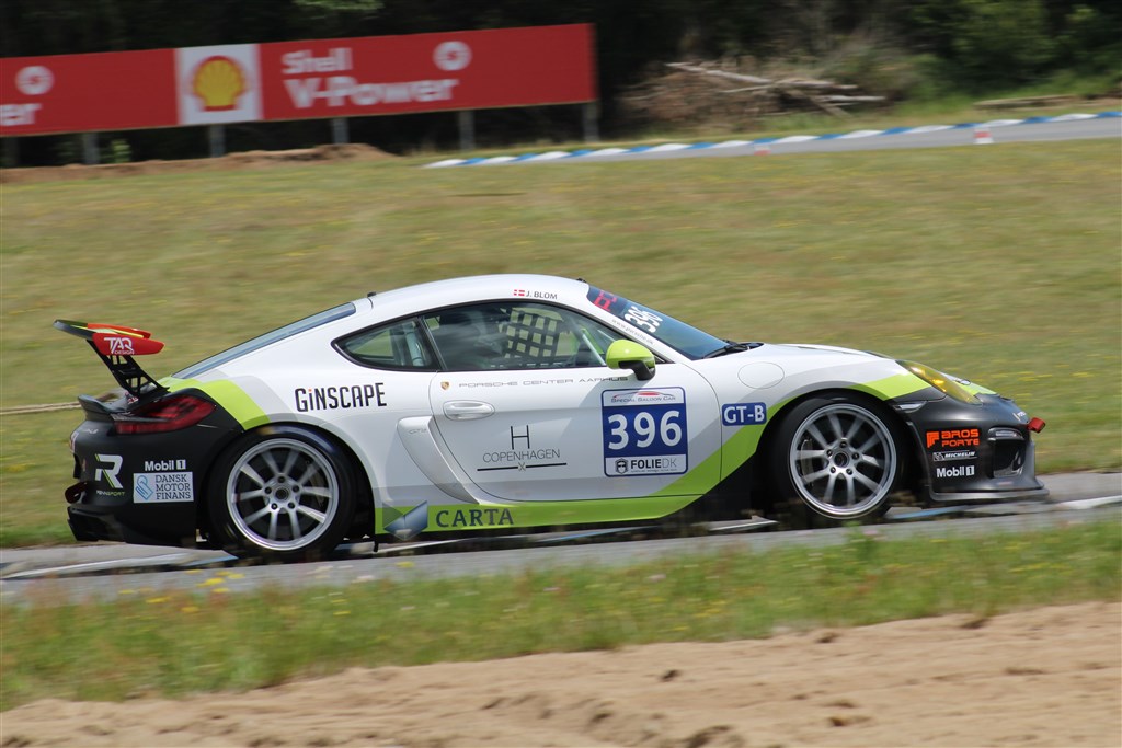 Jesper Blom var snublende tæt på at tage sejren i GT-B i heat 3 ved åbningsløbet. Mon Porsche Cayman GT4 Clubsport køreren kan få has på konkurrenterne denne gang?
(Foto: JJ Media)